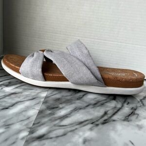 Clark’s cloudsteppers linen Eliza skip slide sandals
Size 12